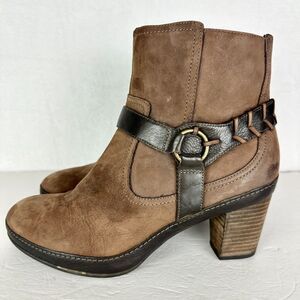 Clarks Artisan Leather Harness Heeled Ankle Boot Size 9.5 Wide Brown Side Zip